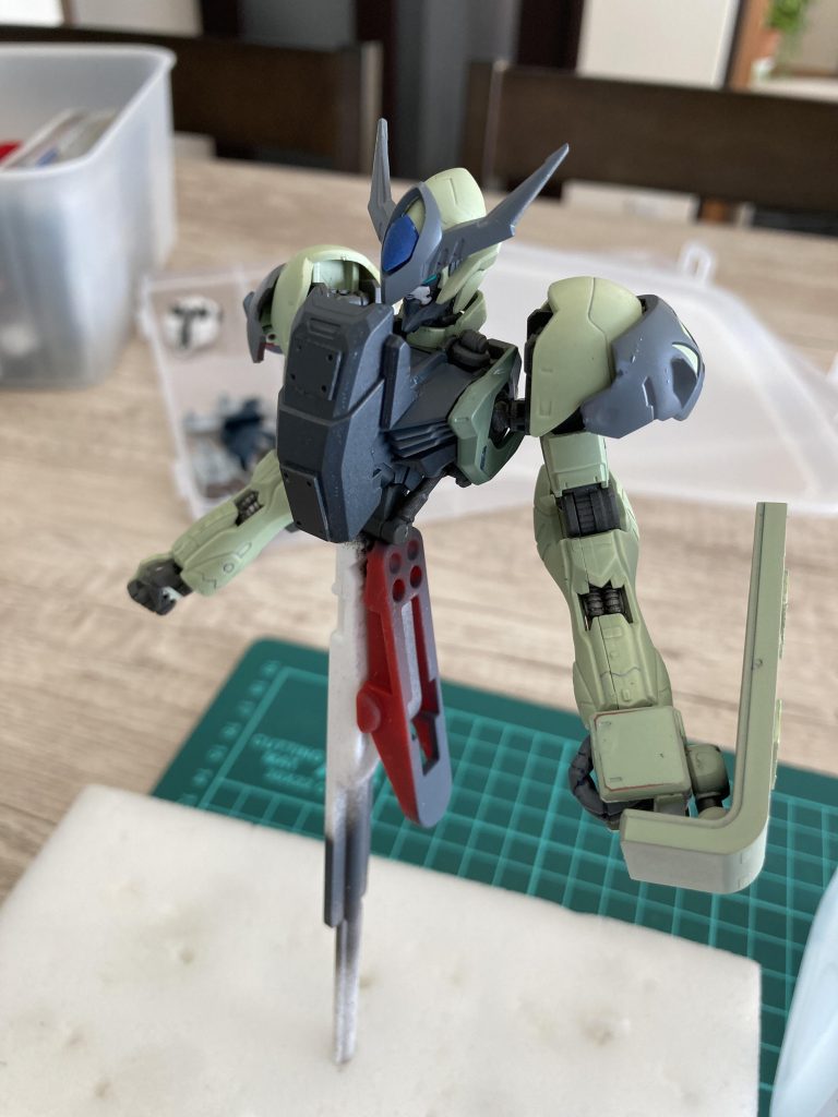 胸部にもジャンクパーツとプラ板でで装甲追加。接着の邪魔になる元々の胸部の尖りは削り落としました。