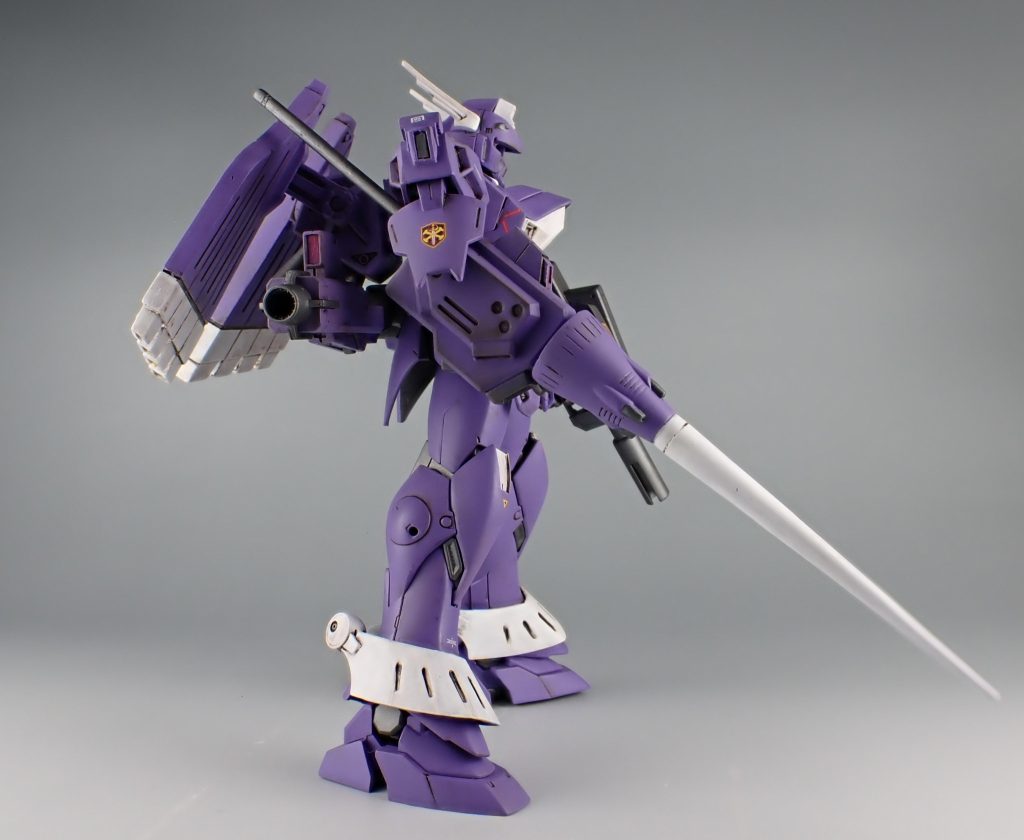 ガンイージの腕が細すぎてショットランサーを固定できないため、プラ板で調整しました。