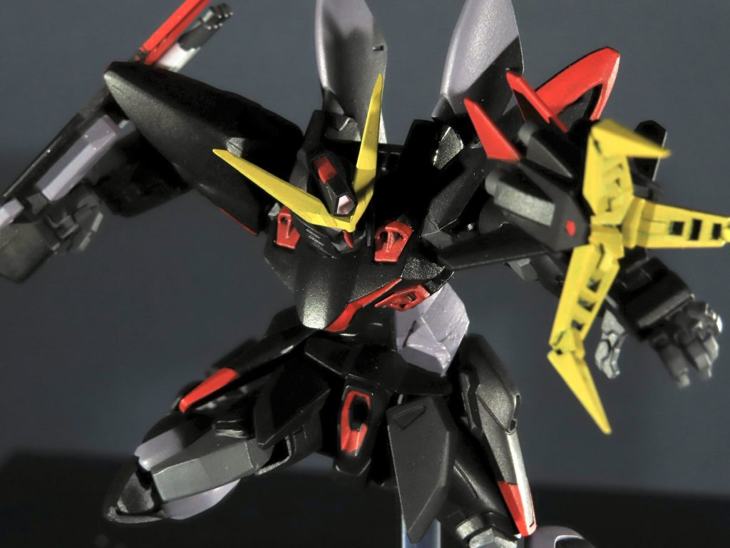 バックパックのスラスターは若干外側に開いて機動力を表現しました。