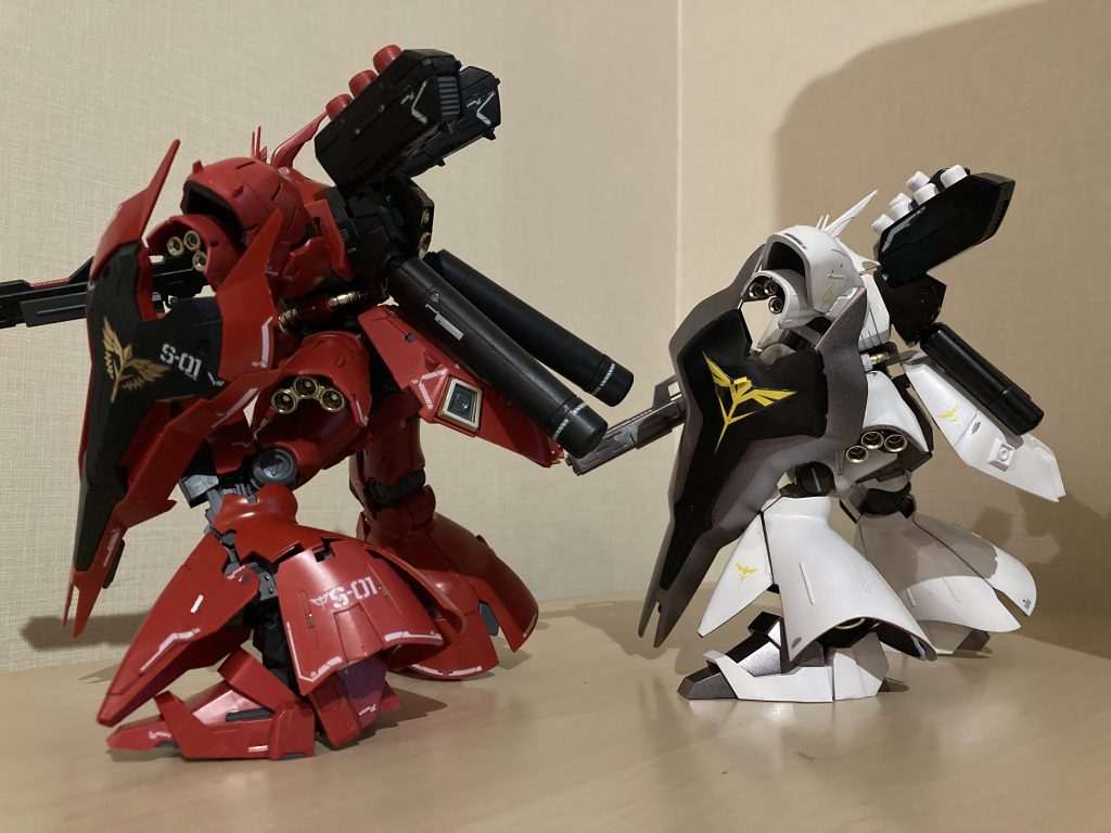 黄色のパーツはホワイトゴールド。hgの盾やライフルや足元等はガンメタリックにて塗装しました。しかしながら、サザビーはカッコイイですね〜。