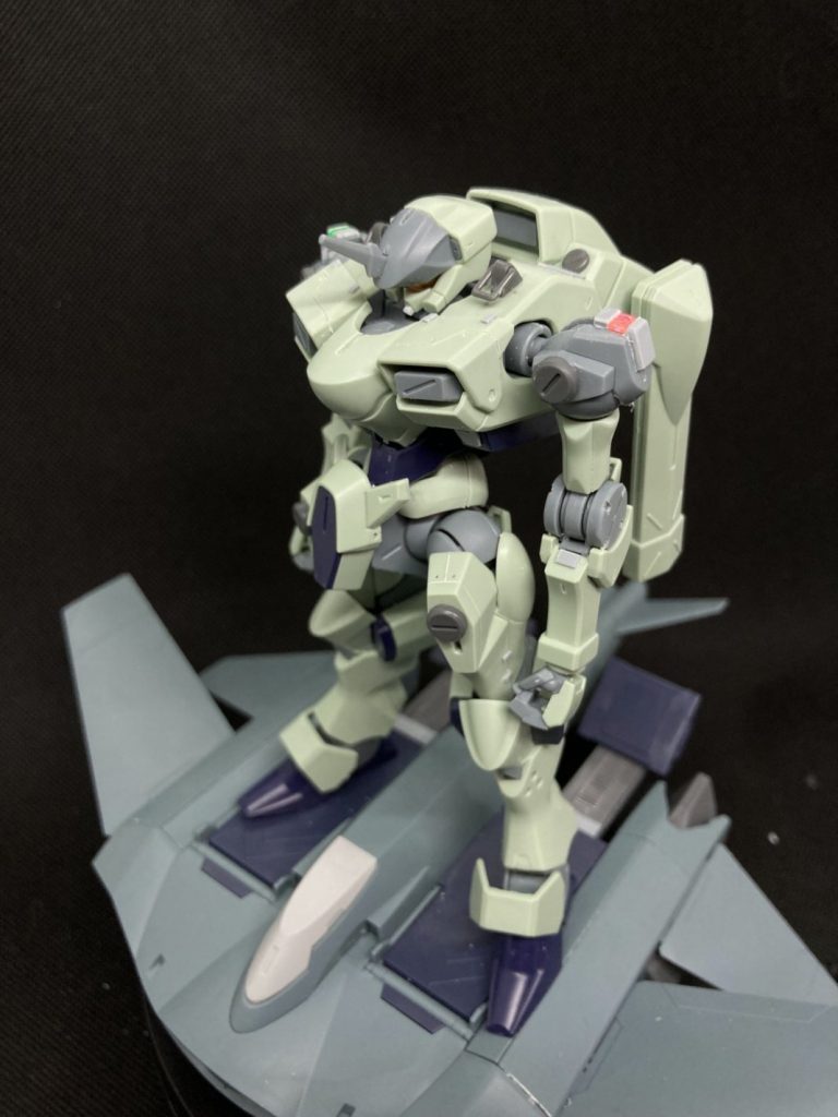 単独飛行が可能なザウォート。航空機のイメージを強めるため、肩に赤と緑のナビゲーションライトを追加。