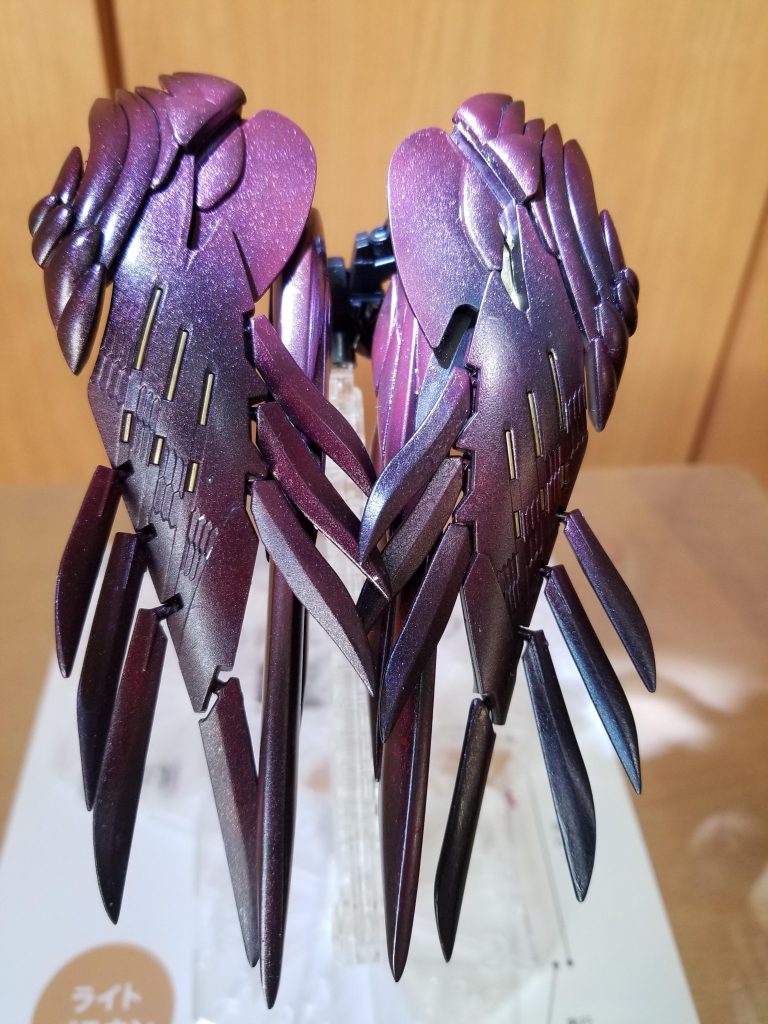 ウイングバインダーは100均のミラーパウダーを使って光の当たり方によって見た目が変わるように塗装しました。