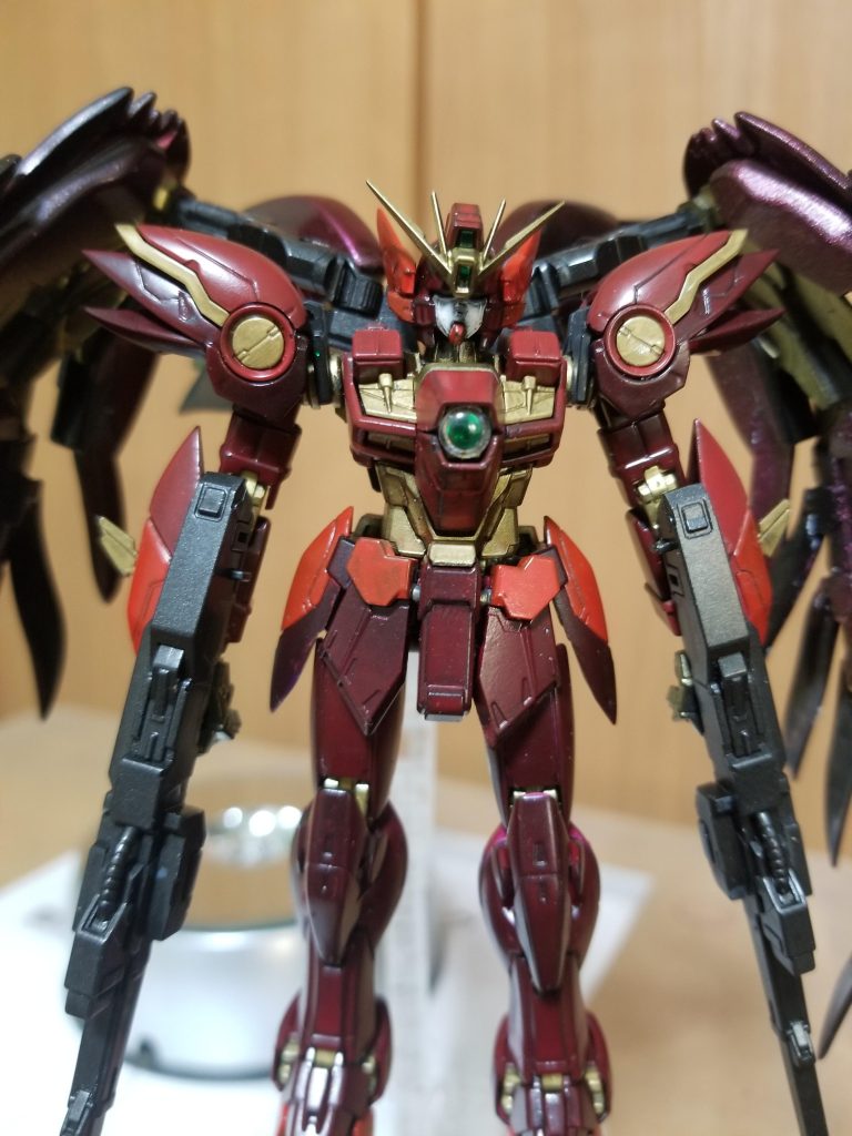 内部フレームはゴールド、外装は小豆色をメインに3色の赤系で塗り分けました