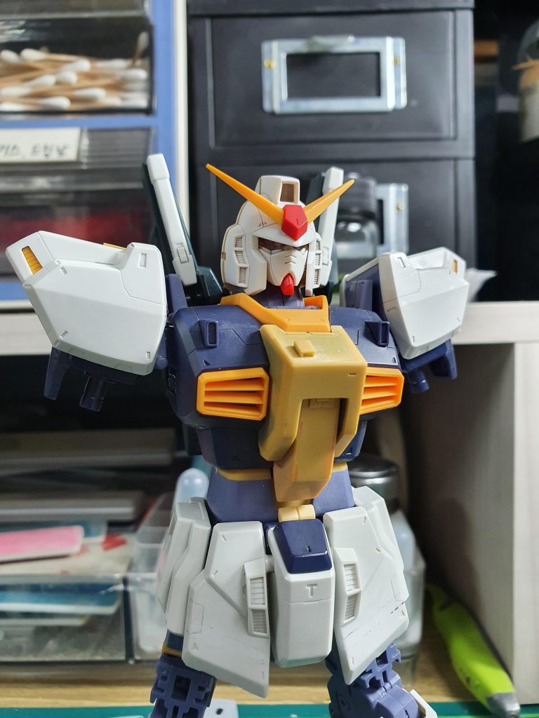 ガンダムのマスクを位置調整して人相の変化を与えました.