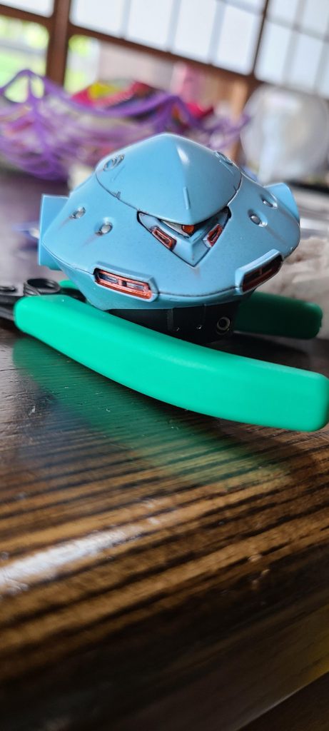 顔面のアップスミイレペンを指でこすって錆びの表現