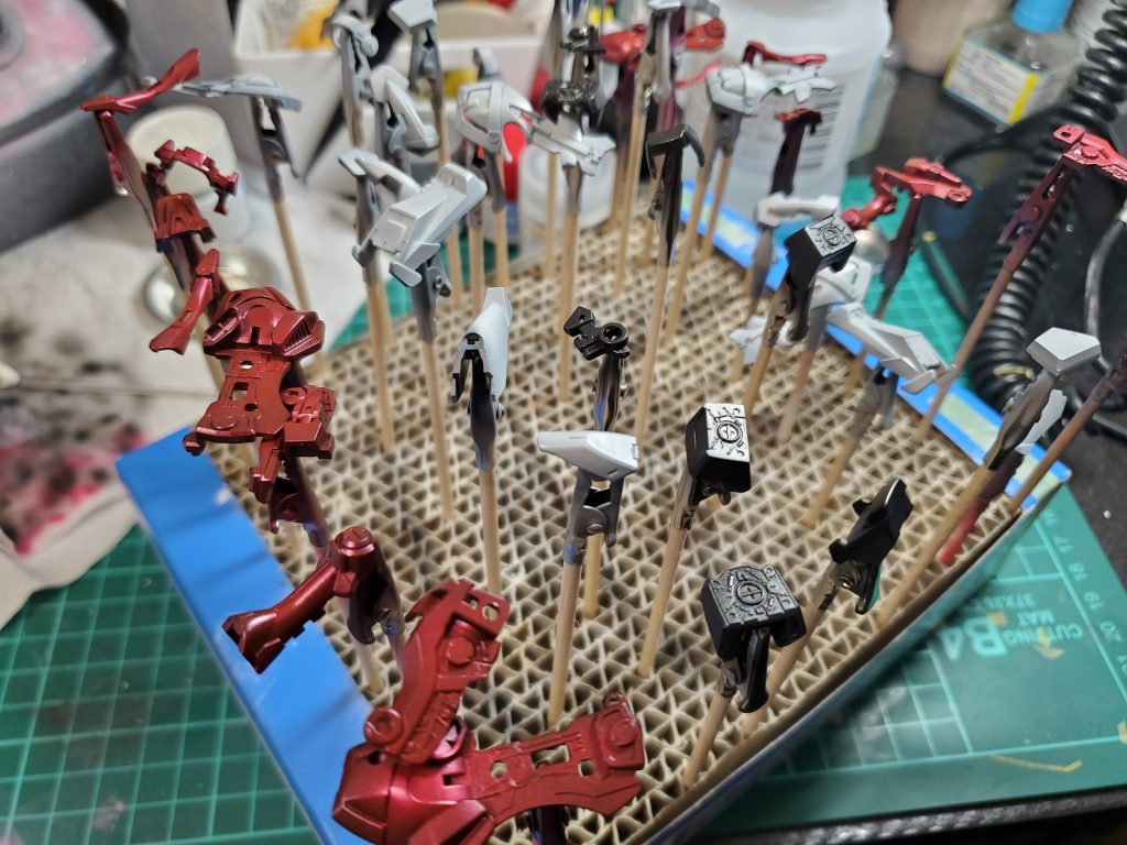 どう作っていいかわからなかったので、黒下地からの、メタリックレッドを塗装したら、暗めの赤になりました。残念です。