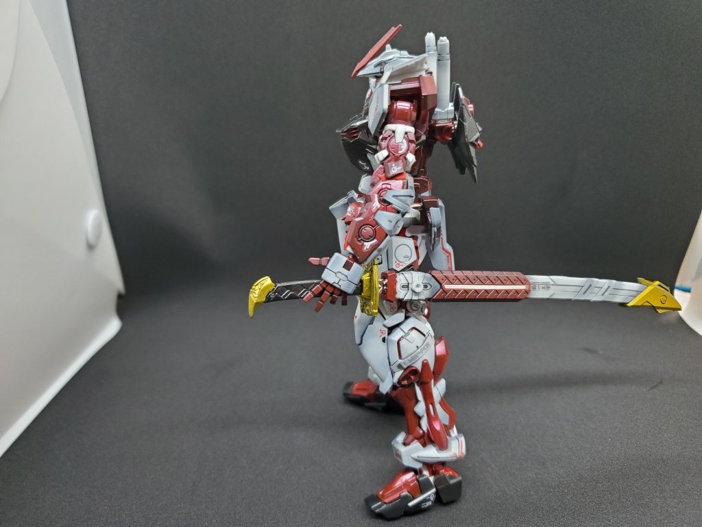 日本刀が絵になりますね。2刀流のアストレイも欲しいです。