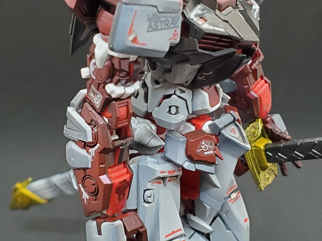 しかしながら、付属のシール、跡が残ります。デカールを付属してほしいところです。白地に対しては、そう目立たないのですが、今回の赤に対してのシールは。。。