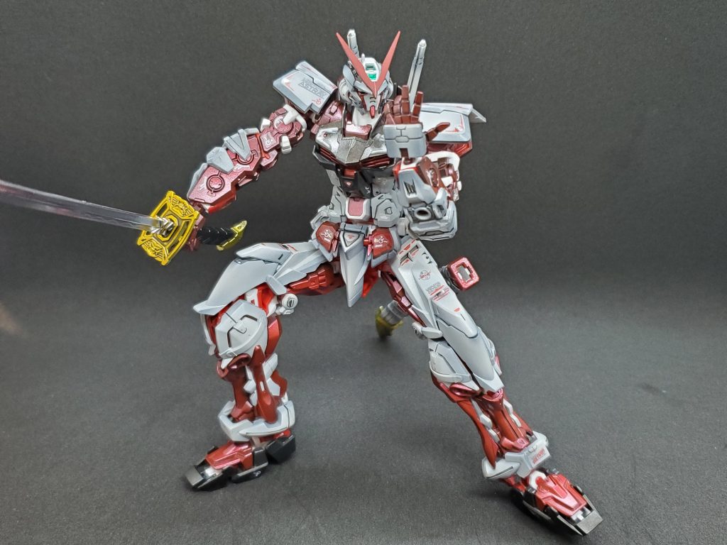 あおりポーズです。ごつごつした感じが武者っぽくてかっこいいですね。でも、赤がちょっと残念です。