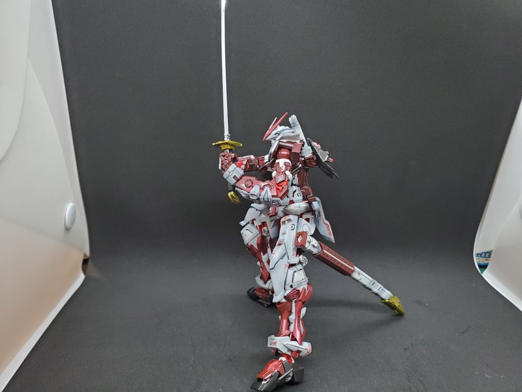 そんなこんなで、こうなりました。塗装詳細本体:アクリジョンブラック下地からのホワイト、 メタリックレッドゴールド部:アクリジョンシルバーからのクリアイエロー脚、バックパック:アクリジョン黒鉄色改造:特になしアストレイといえば、多種販売されますが、最近はブルーフレームのMGが欲しいなと思ってます。今回、失敗しましたが、次はかっこいいアストレイを目指して作成していきます。最後まで、ご覧くださりありがとうございました!!!