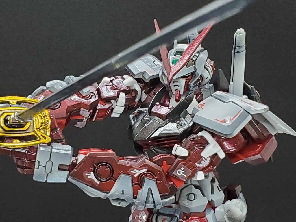 この日本刀がたまりません。成形色の金はちょっとあれだったので、アクリジョンのシルバーの上から、クリアイエローにて塗装してます。