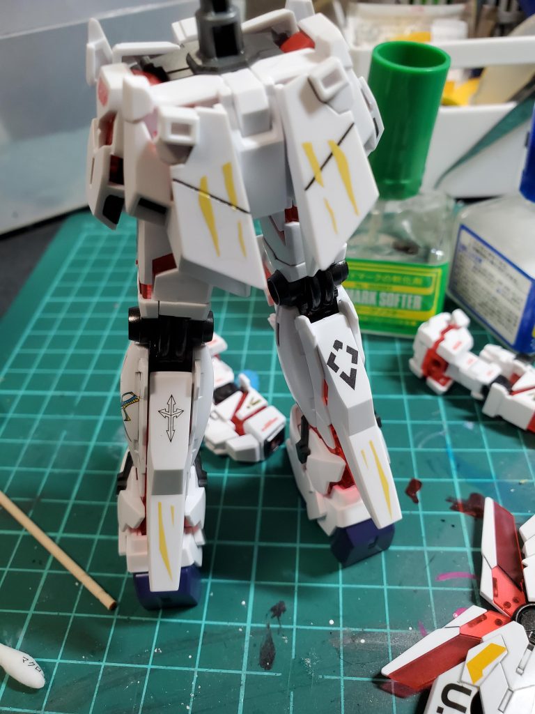 スカートの裏と、足元には、よくわからない黄色のデカールでユニコーンっぽさを演出してます。意味不明ですが。