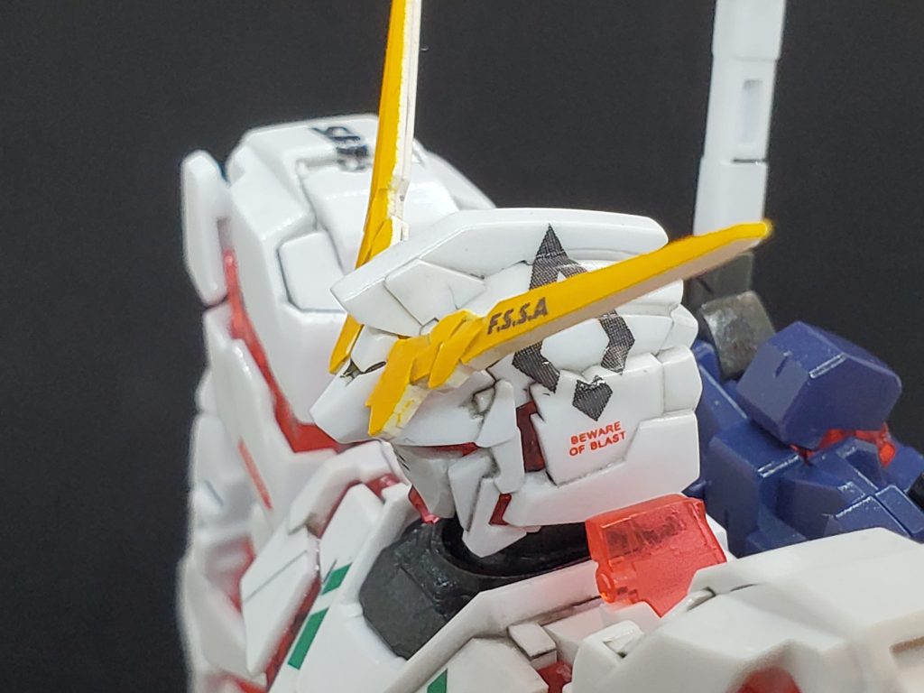 頭にもワンポイント。このキット作成後、ユニコーンガンダムのアニメ試聴しましたが、なかなか面白いアニメでした。フル装備のユニコーンのキットがありますが、それもそのうち作ってみたいなとおもってます。お高いのが難点ですがね。最後までありがとうございました!