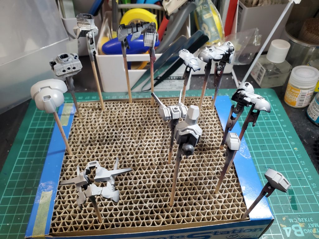 黒の上から、アクリジョンのホワイト塗装です。