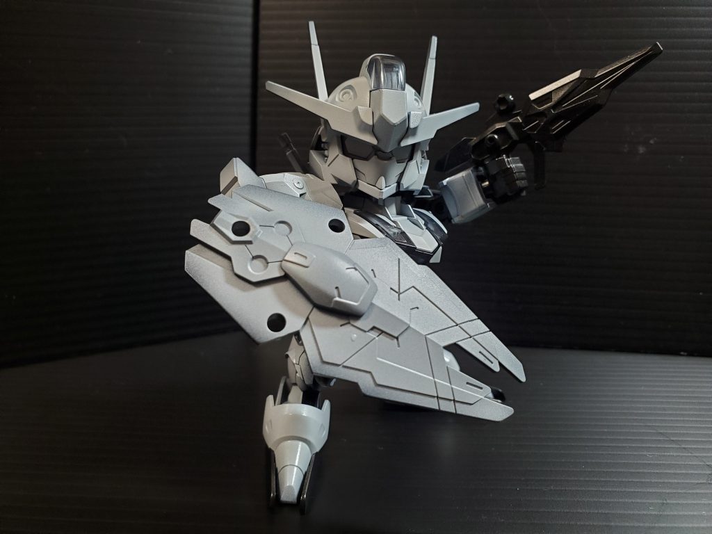 完成写真を見てもらえれば分かりますが、盾の穴はマクロスの黒のデカールでふさいでおります。(この写真は穴丸出し状態です。)