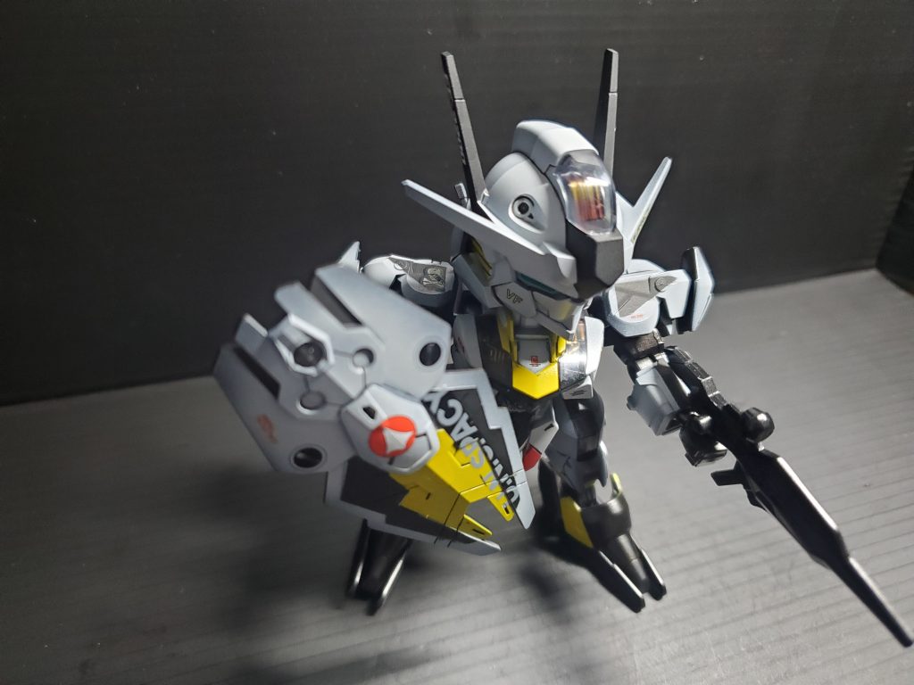 特にポージングが思いつかなかったので、とりあえず、盾と銃を装備して撮影しました。