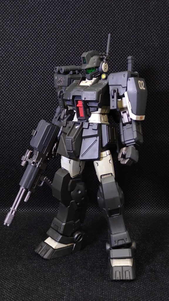 そしたら丁度いい具合に水転写式デカールも出てくれたのでブラックドッグ隊の部隊マークも。あとゲーム版に合わせて青いクリアーパーツのゴーグルを緑に変更。