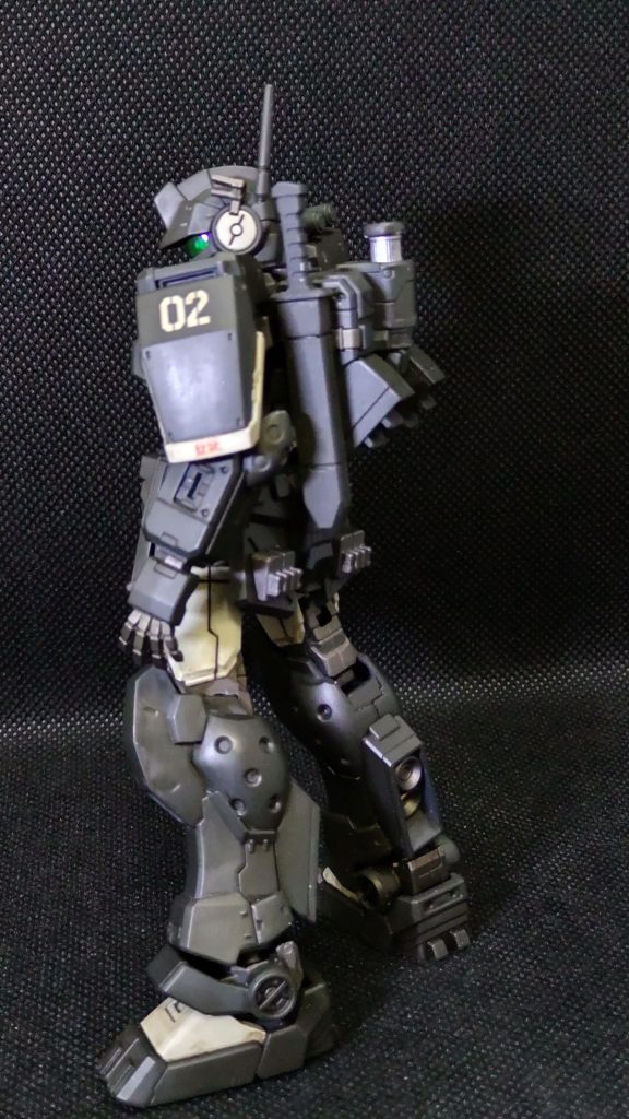 真っ黒も面白くないなーってことでティターンズブルー１をメインカラーにして、白い部分はディアクティブホワイトで。関節とかは焼鉄色、M粒子散布ユニットのところとかゴーグル奥とか腰のＶ字とかはナイフはシルバーで。