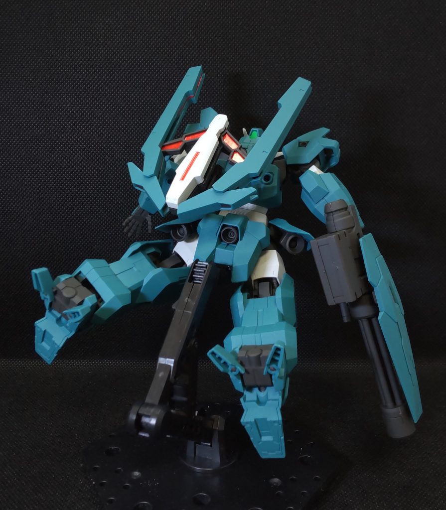 マッシブなデザインですが可動範囲も広くて良いキットですよね。