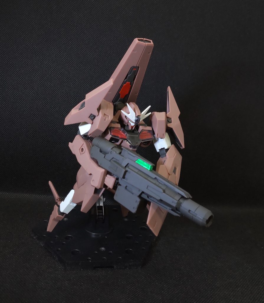 面白いデザインだとは思うのですが…ポージングは難しい。