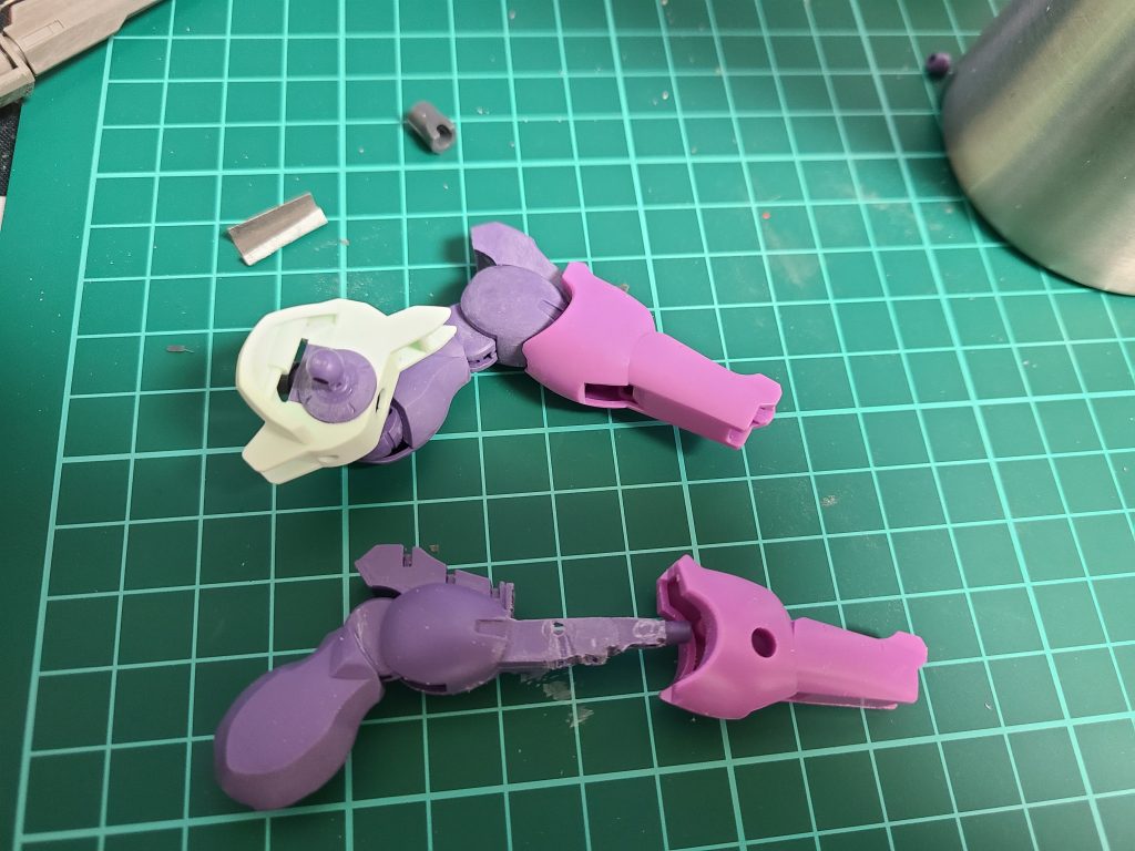 足の後ハメ加工をしましたが、普通にマスキングテープなどで塗り分けても良いかもしれません。