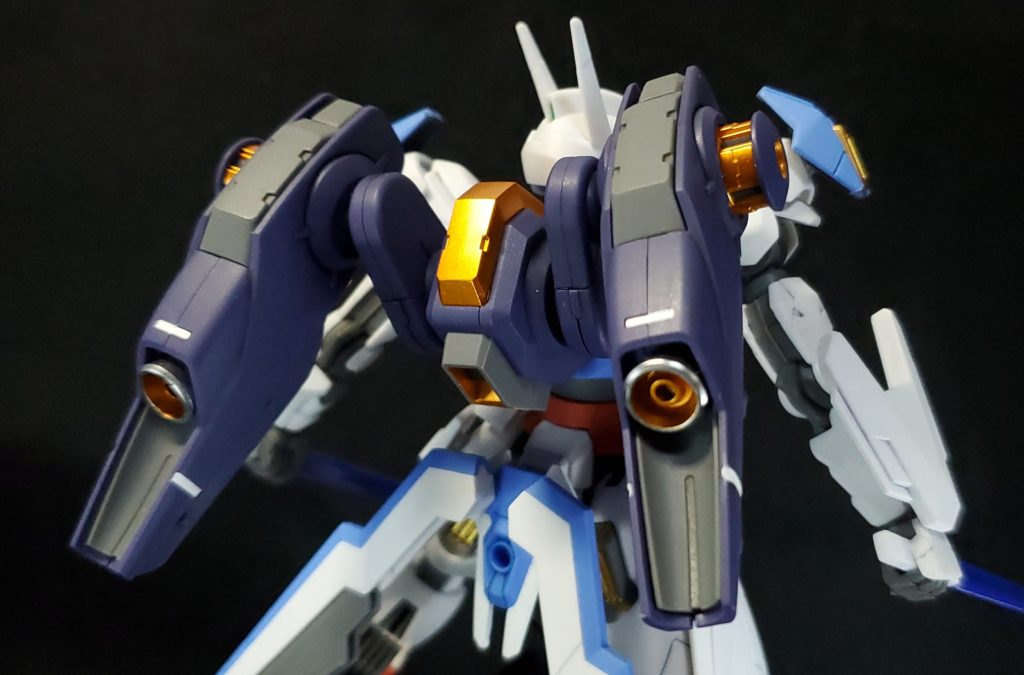 ガンダムマーカーのメタリックオレンジ、メッキシルバーを主に使い、その部分だけ光沢クリアでコートしました。