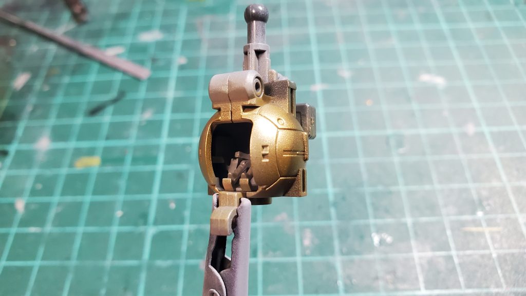 ちなみに、見えなくなるコックピットはアクリジョンゴールドにて遊び塗装しました。