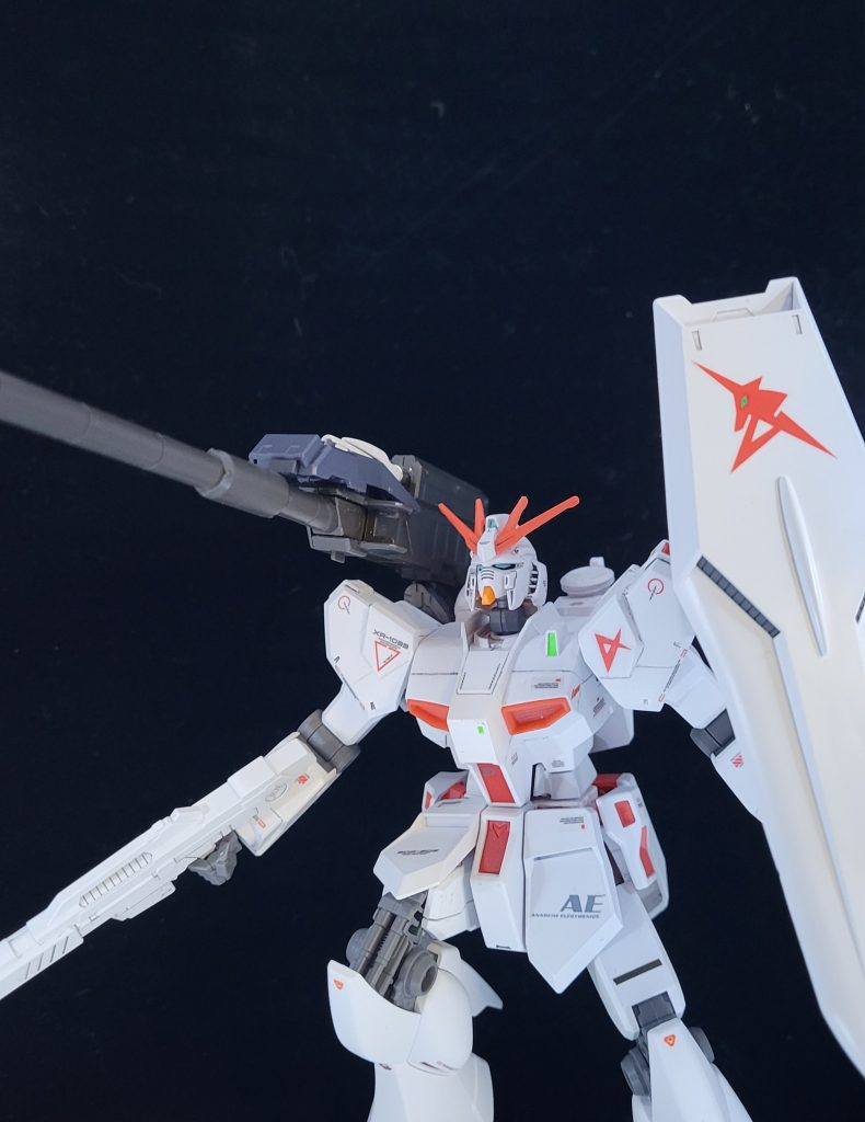 背中の長距離砲撃用低反動レール砲とシールドはアームにより展開レール砲の上部にビームサーベルをマウントしてます