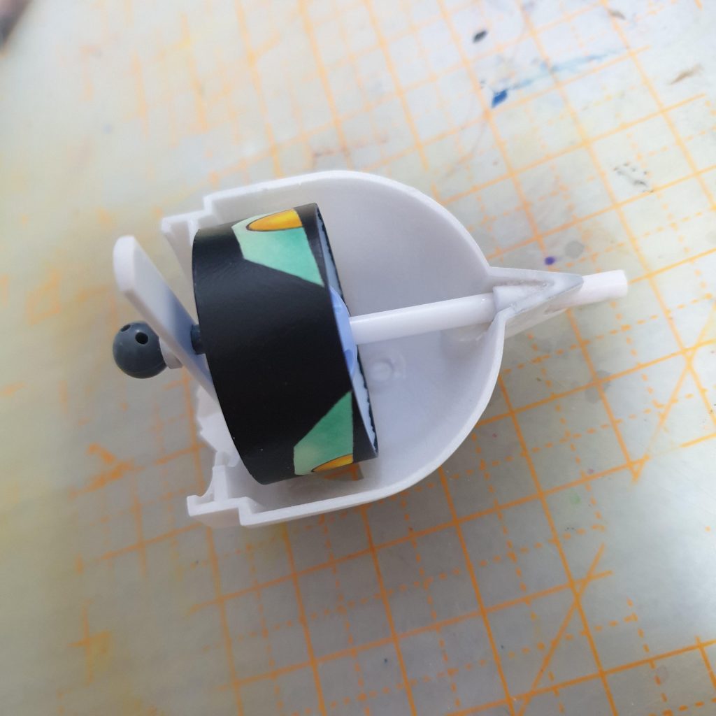 目の形を変えられるように改造しました。