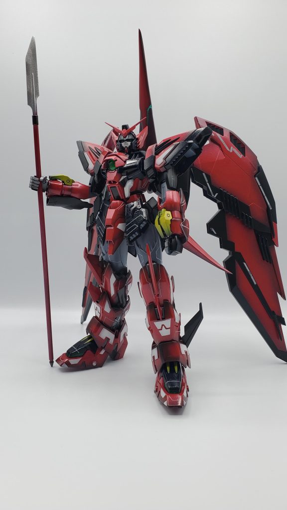 作成当初、どのように作成しようか悩みつつも、プラバンをぺたぺた脚部を装飾していったら、ちょっと武者っぽく仕上がりました。槍は、エヴァンゲリオンプラモに付属してたものになります。