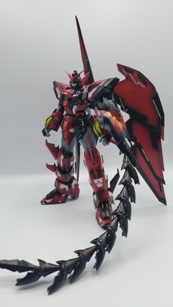 鞭みたいなまのを装着した状態です。ウイングガンダムのアニメ見てないので、これが何かが分かりません。ただただ、BOXアート見てかっこいいなと思い購入した次第です。