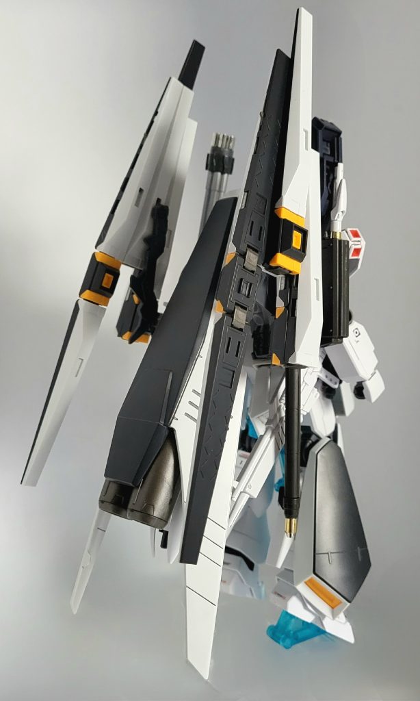 重装フルアーマーでの後ろ姿TR系みたいなまとまりを意識して作りました背部に搭載した接続式フィンファンネルはサイコミュ兵器としての機能を排除されており、主にサイドスラスターとして使用。射撃機能は残されておりミッドレンジ攻撃が可能な上、常に本体からの補給があるのでファンネルだった頃よりも威力と射程が向上している。