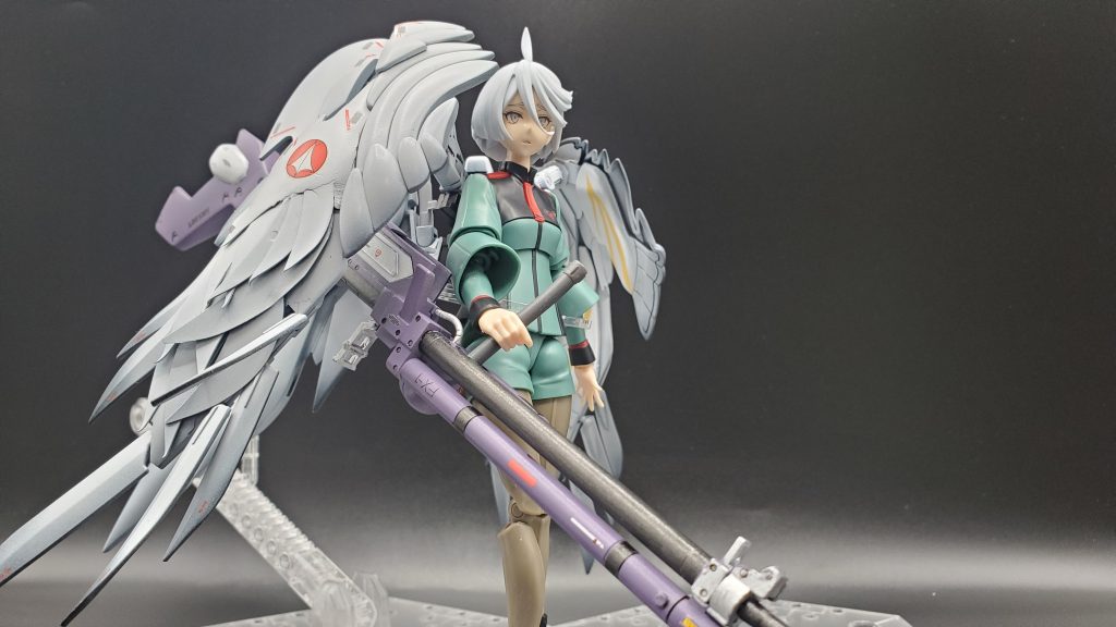 ちなみに、本体のエミリアは素組です。翼は、羽の増量、バズーカはハンドタイプ改造を行っております。