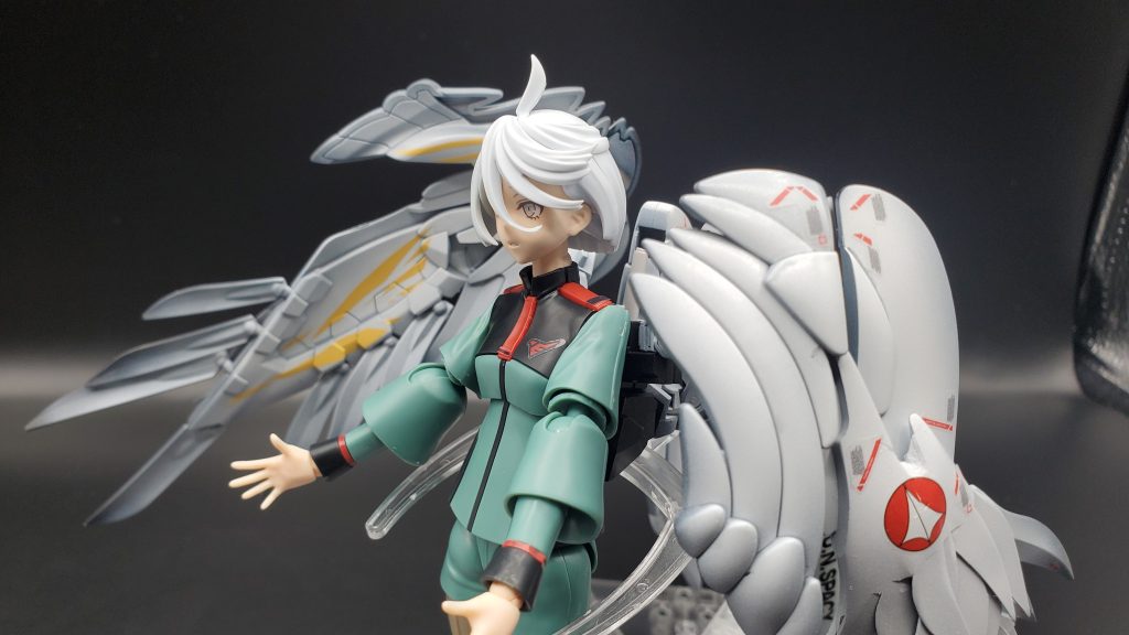 翼には、マクロスのデカールをあしらうことで、統合軍のエミリアとなりました。