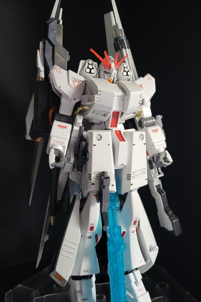 順番前後しましたがこれが正面右腰アーマーに隠れてない隠しビームサーベルと左足アーマーにそこそこ隠れてるビームサーベルがあります腰横には右は使いきりビームサーベルが2本、左はカートリッジ式ビームサーベルが1本ついてます。