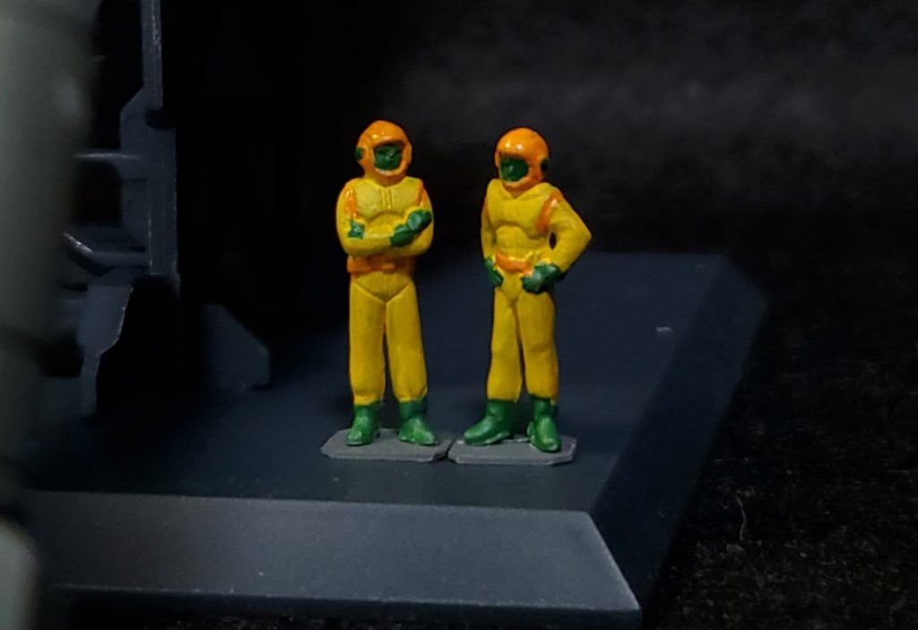 付属のパイロットと整備兵フィギュアも頑張って塗装しました。 ボール本体に使った塗料↓タミヤアクリル ライトシーグレイタミヤスプレー レッドガンダムマーカー MSVセットダークグレーガンダムマーカーEX シャインシルバーガンダムマーカーEX メッキシルバー台座とキャノンには水性ホビーカラーの焼鉄色でドライブラシをかけてます。