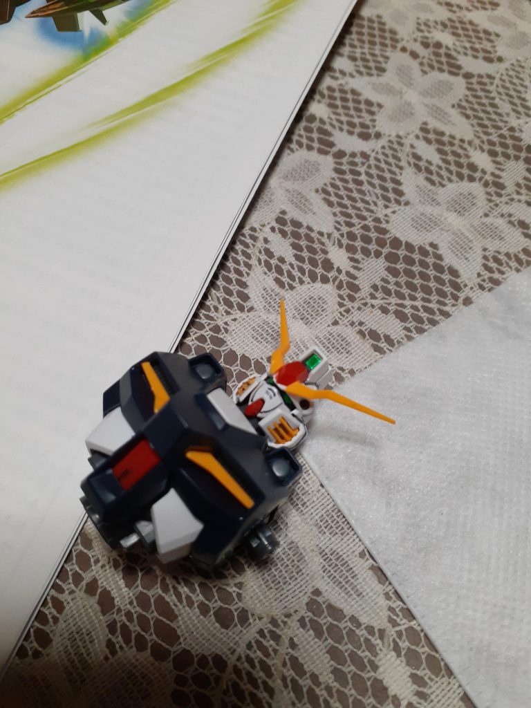 制作過程1、頭部、胴体を作成しながら頭部にスミ入れをしています。