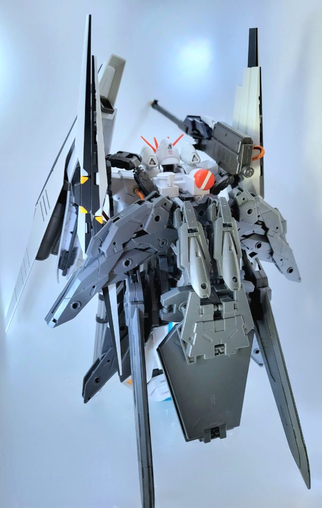 重装フルアーマーνガンダムEX-αの背面です大剣に見えるモノは武器ではなくビヨンド・ザ・メビウスの制御装置のため、切るというよりぶん殴るしかできません。取り外しも引きちぎる他ないため、余程のことがない限りは武器としては使わないものです。