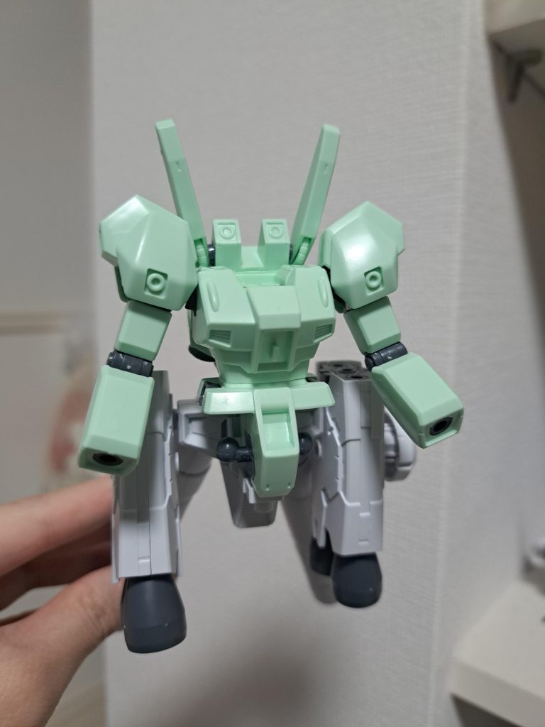 全塗装したものの、同じ緑ってどうなの?安心してください。けっこう変わってるんですよ。「グラスグリーンはジェガンの色」ということだけでも覚えて帰ってください。また、製作初期は30MM のプロペラントタンクユニットを装備させようとしていました。これがなくても十分に魅力的なジェガンになったので、この装備は設定だけで消えました。宇宙世紀のモビルスーツには、よくあることです。