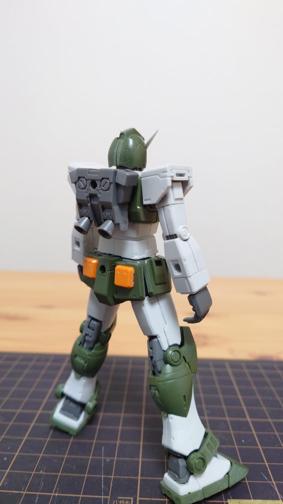 塗装前（アーマー未装着）のフロントショット＋バックショット。