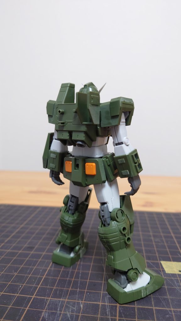 塗装前（アーマー装着後）のフロントショット＋バックショット。