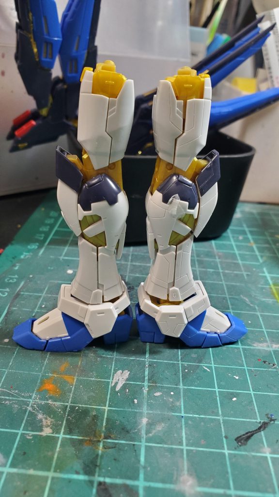 苦手なスジボリで、気持ちディテールUPしてます。右がスジボリ追加後です。