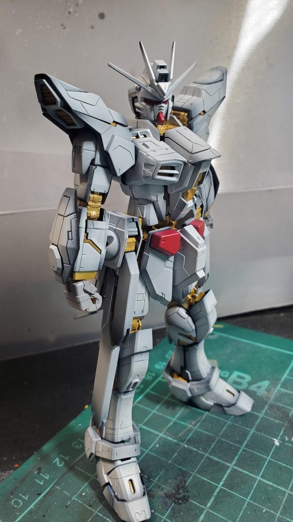 サフ後に、黒立ち上げホワイト塗装した状態です。サフ後に一度満足し、このホワイト塗装でも、また満足しました。また、完成後も満足したので、このキット作成にて、3度の満足感を味わうことができ、お腹いっぱいです。というわけで、特に改造をしたというわけではないのですが、自分なりにかっこいい機体に仕上がったと思ってます。当初の目標のマックスデュランダルにはなりませんでしたがね。。。とりあえず、このキットかっこよすぎたので、もう一機作りたいなと思いました。