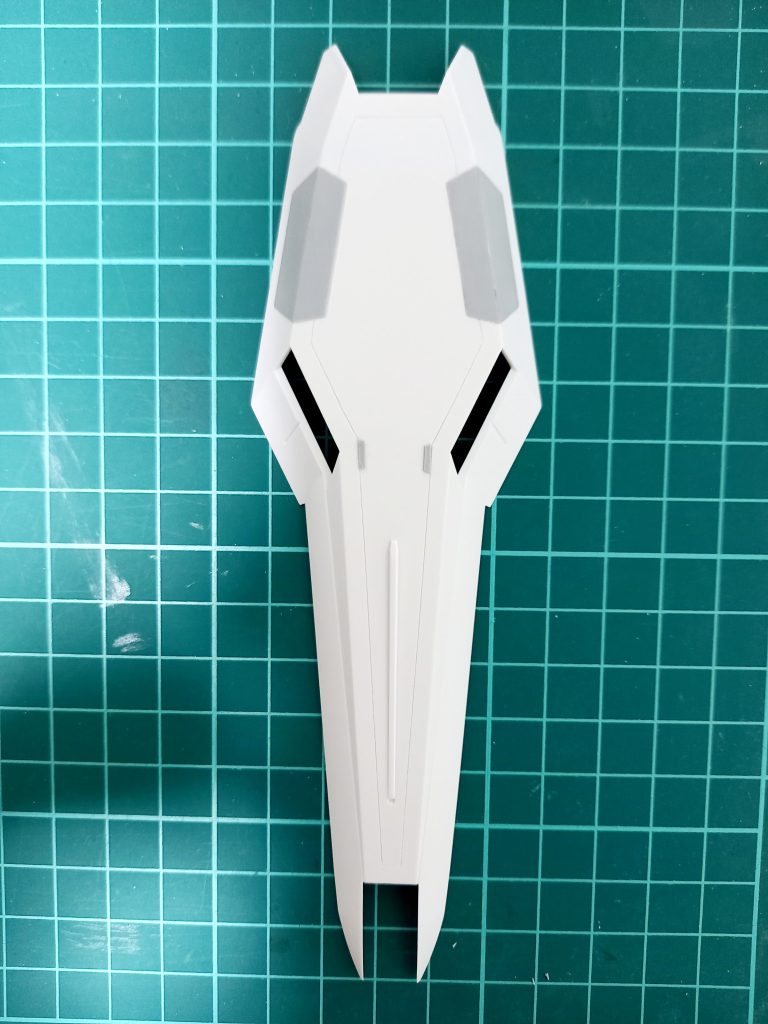 左肩のシールドはMGのHi-νガンダムのパーツをベースに、スジ彫りやプラ板でディテール変更しました。