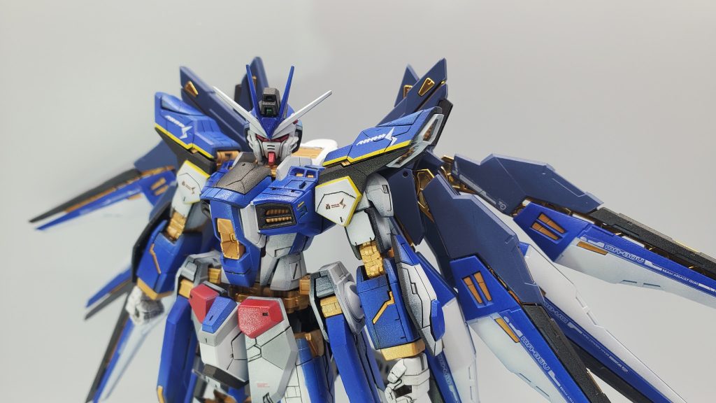 基本塗装はアクリジョンにて行っておりますが、翼の金パーツはアクリジョンで塗装すると輝きが損なわれるので、金パーツは未塗装です。内部装甲の金は、アクリジョンで塗装してますが、輝きがないですね。。。