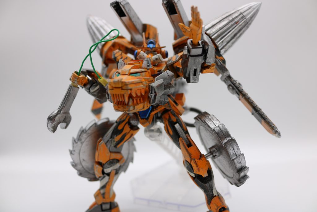 スパナの持ち手に空いた穴にワイヤーを刺してスパナを連結させてヌンチャクのようにもなる。ブンマー・スパナのように振り回そう