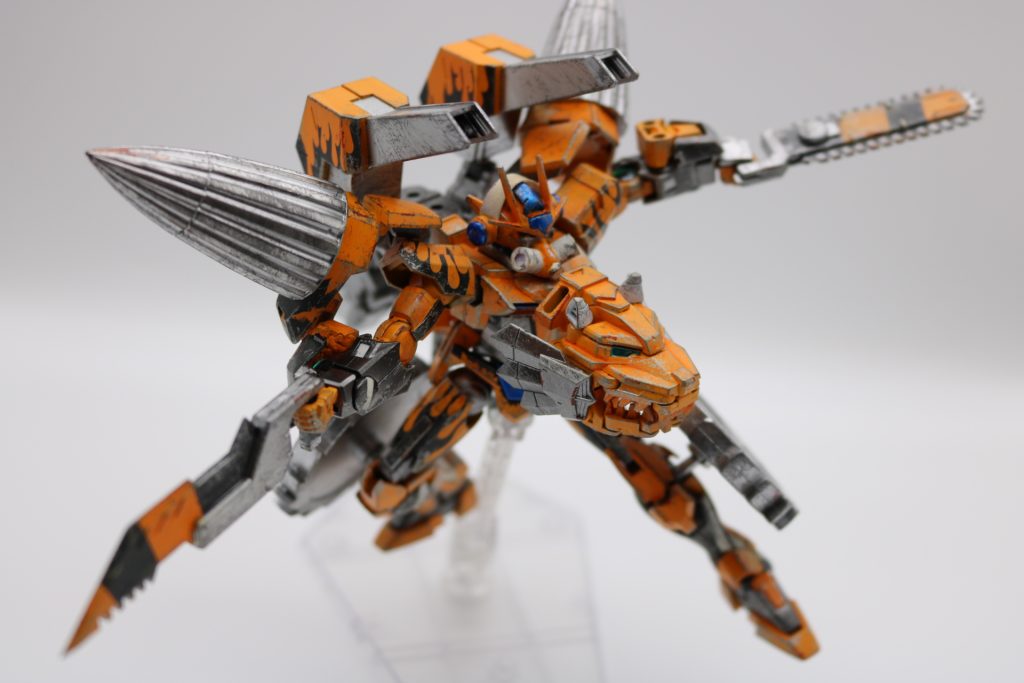 バヨネットカッター&チェンソーMSGのものをチェイン・デカッター風に塗装。両肩にマウント。