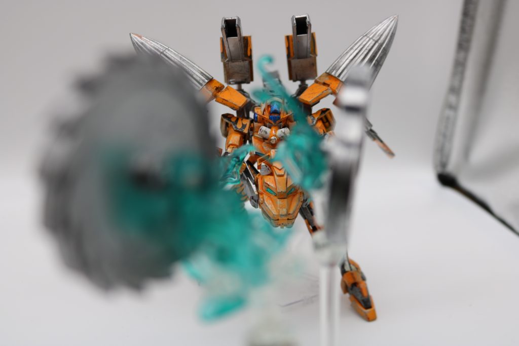 膝の丸ノコは外して超電磁ヨーヨーのように振り回すことも可能。エフェクトはプラ板を炙って制作