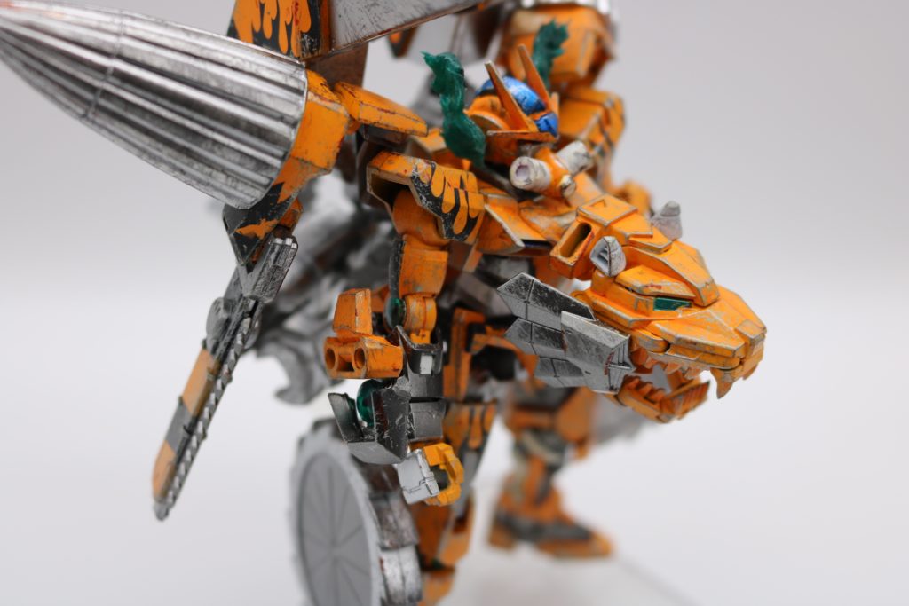 最大出力状態一部パーツを差し替えて変形。両手首と両膝のクリアパーツが露出してライオンの口が開き、耳のパーツが外れて緑のオーラが溢れる