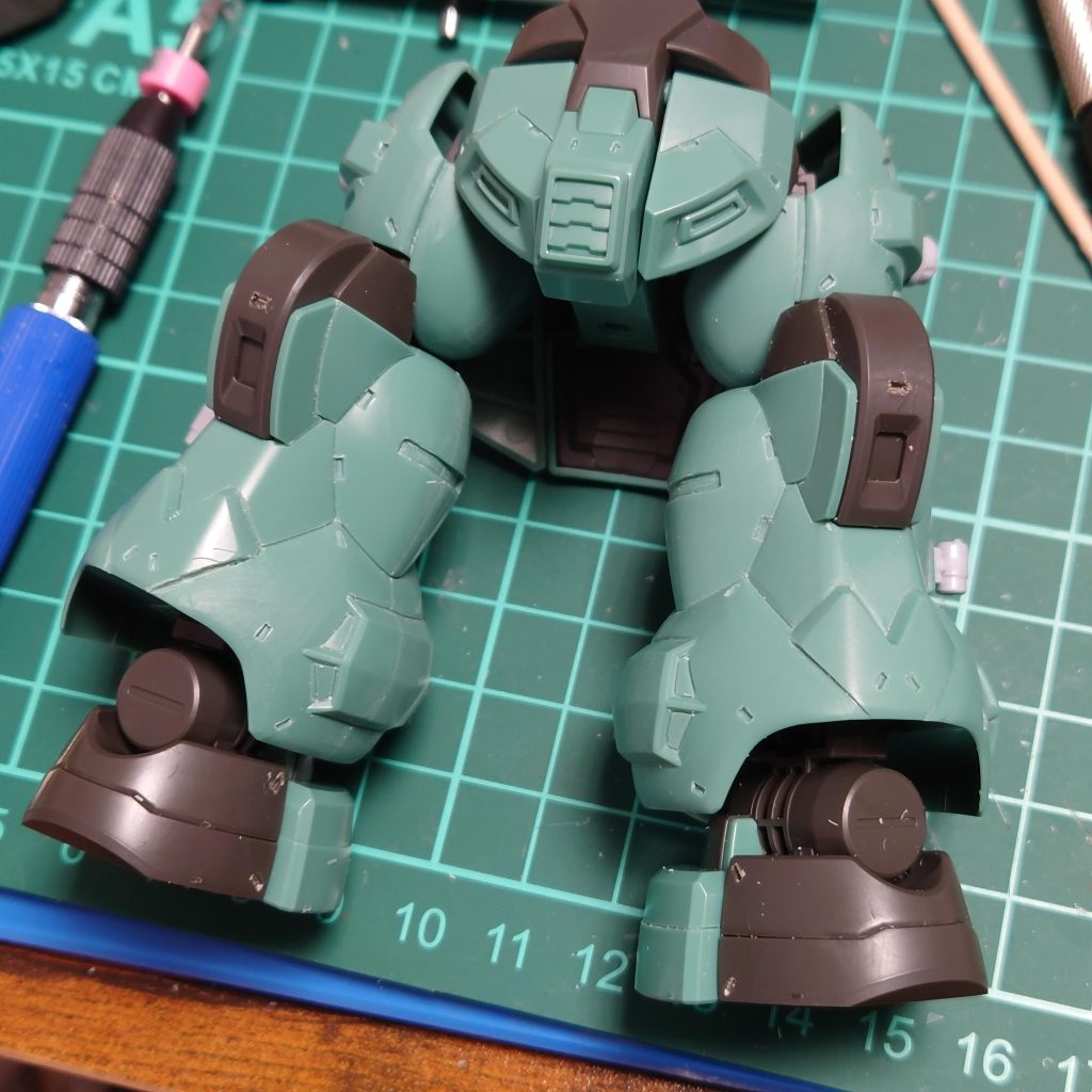 脚のデザインは初めて見たときからギザギザがどうにも気になってました。兵器としてどうなのかと。なので、元のデザインを活かしつつ削ってヤスってということをしてみました。思ったとおりにはできたものの、今後ディランザを作るとしてもたぶんやりません(笑)凹モールドにも今回初挑戦してみました。スピンブレードで彫るのが慣れたら楽しくて、やや過剰に彫りすぎたかもしれません。